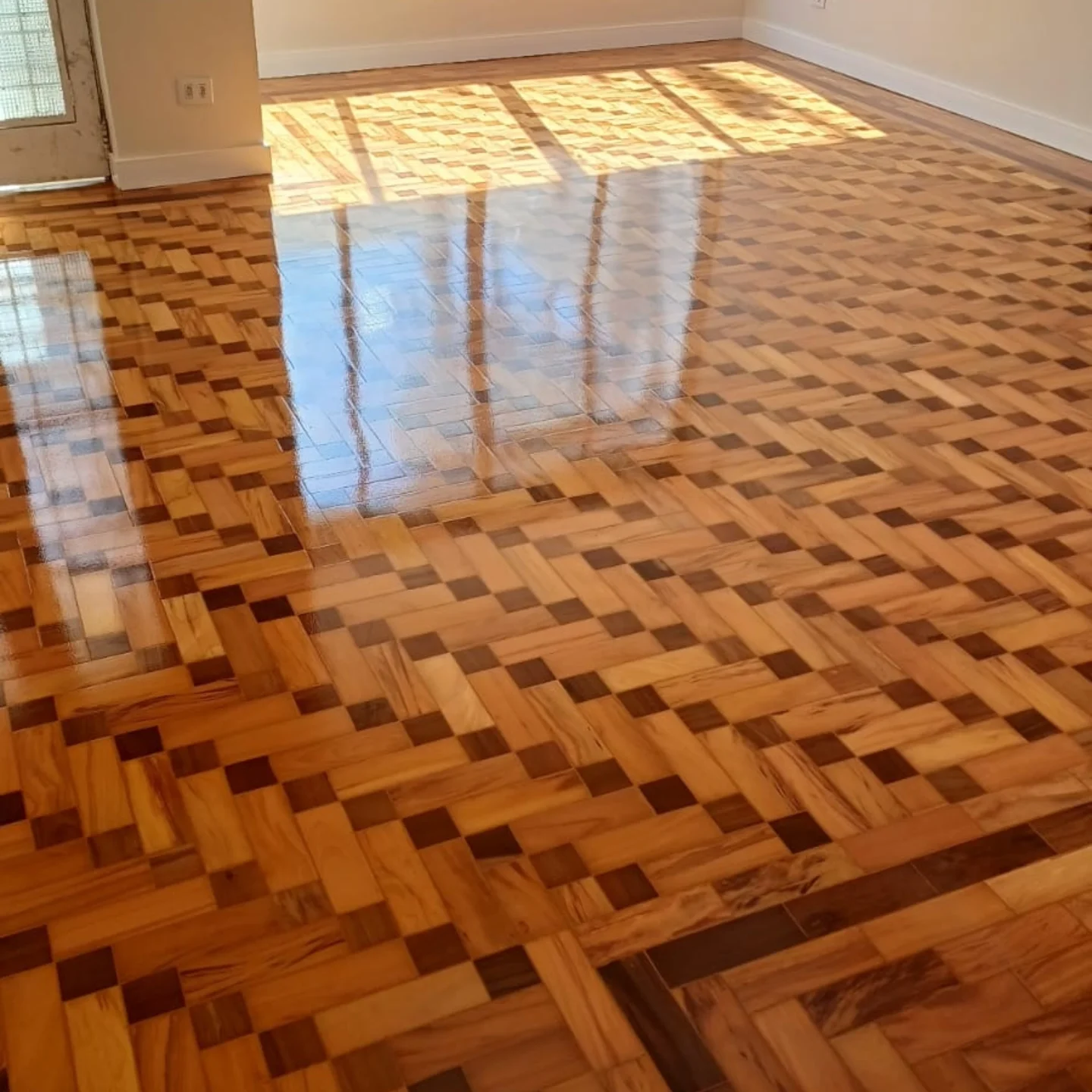 Restauração de parquet nobre com brilho cristalizado