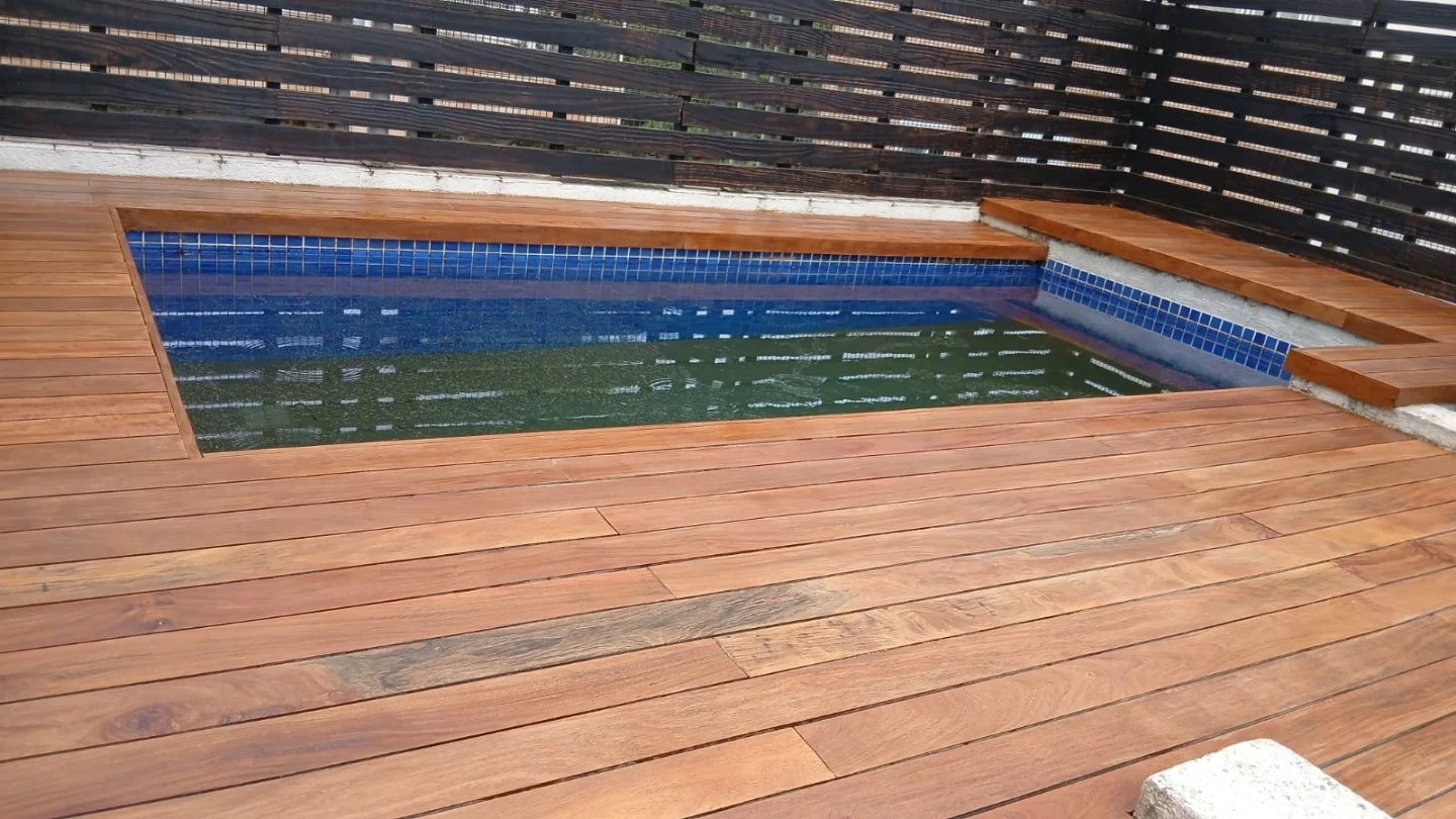 Tratamento impermeabilizante em deck de piscina